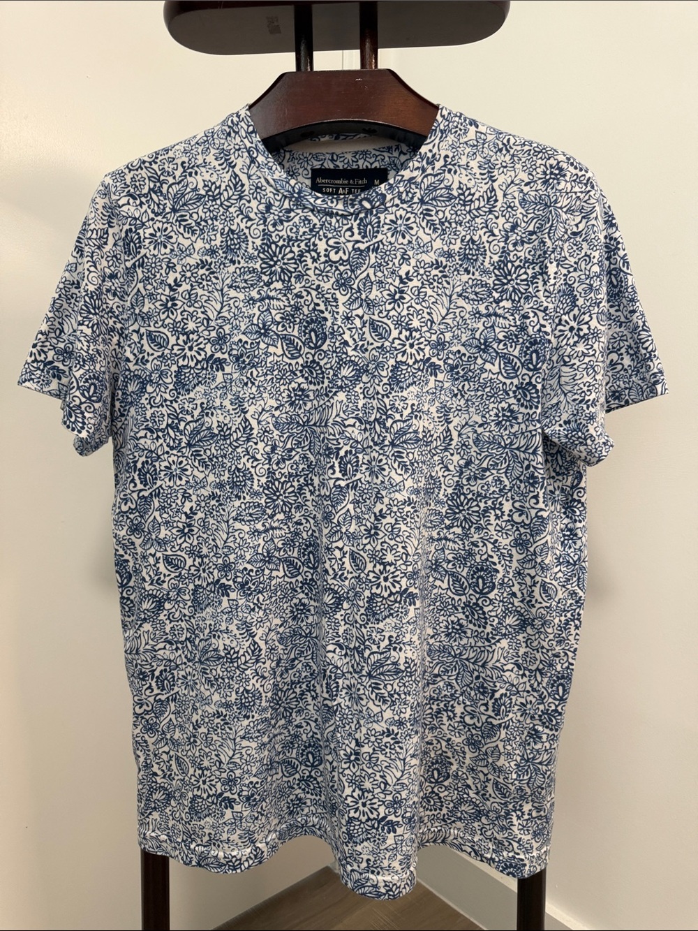 Abercrombie & Fitch Blue and White Floral Print Soft AF Tee. Sz M